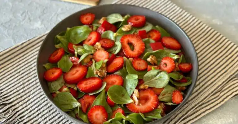 Yazın En Serin Lezzeti: Çilek Salatası Tarifi