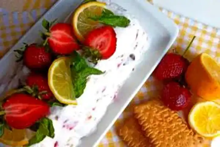 Nefis Çilekli Parfe Tarifi