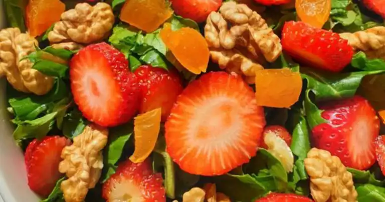 Lezzetli Çilekli Roka Salatası Tarifi
