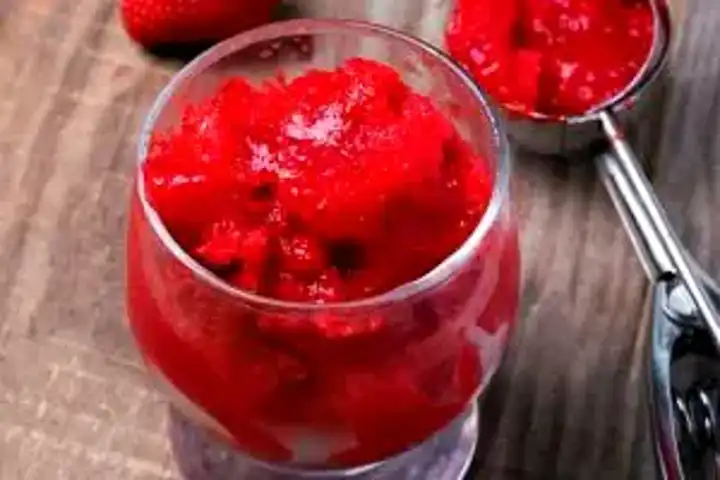 Serinletici Çilekli Sorbe Tarifi