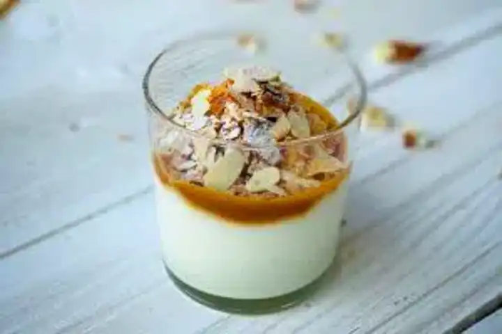 Karamel Soslu Milföy Kırıntılı Muhallebi Tarifi