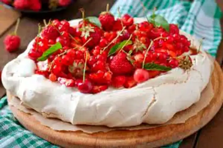 Nefis Kırmızı Meyveli Pavlova Tarifi