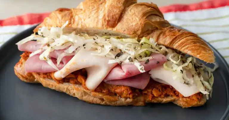 10 Dakikada Lezzetli Kruvasan Sandviç Tarifi