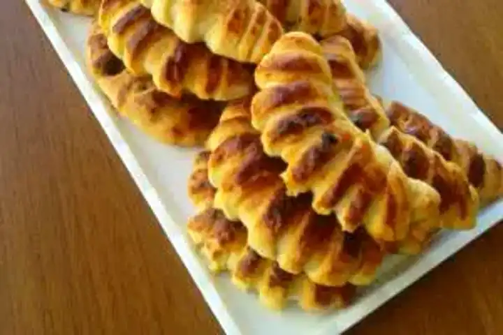 Yumuşacık Kıymalı Ay Poğaçası Tarifi