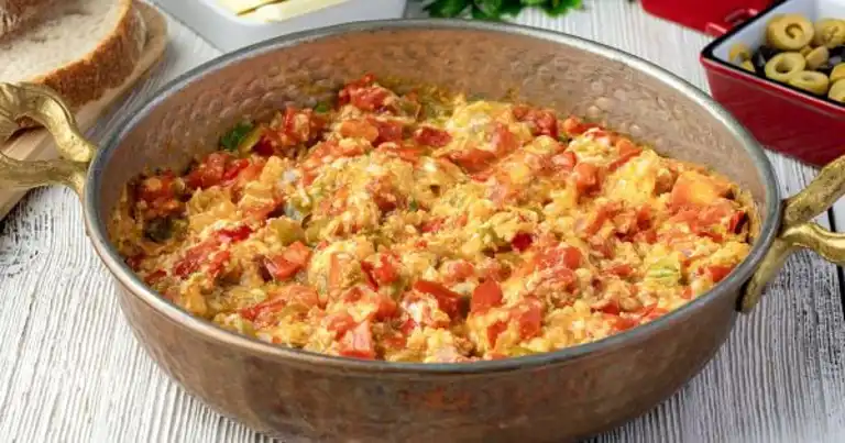 Kolay ve Lezzetli Soğanlı Menemen Tarifi