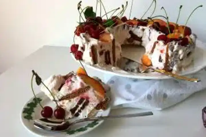 Nefis Vişneli Buzluk Pastası Tarifi