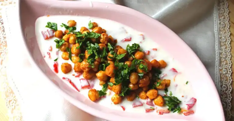 Bol Sarımsaklı Nefis Yoğurtlu Nohut Salatası Tarifi