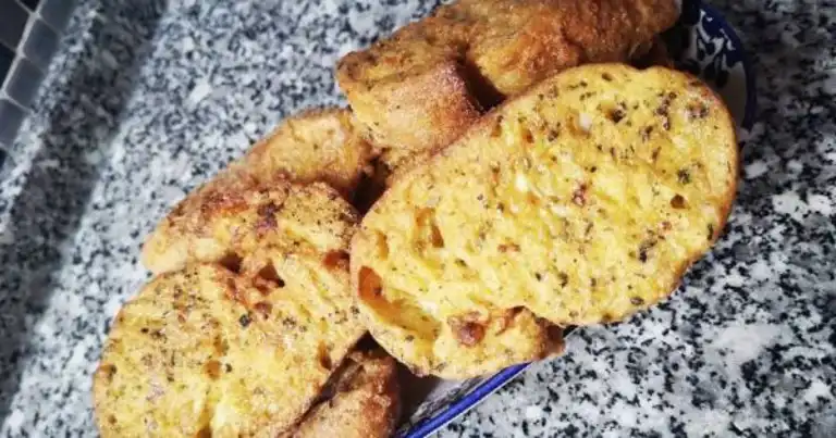 Bayat Ekmeklerden Lezzetli Yumurtalı Ekmek Tarifi