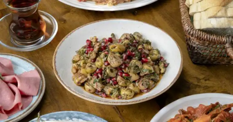 Nefis Zahterli Ekşili Zeytin Salatası Tarifi